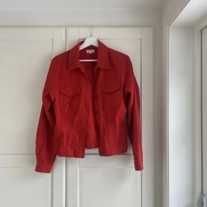 Röd jacka - Röd ribbad jacka storlek 34-38 från märket Intense