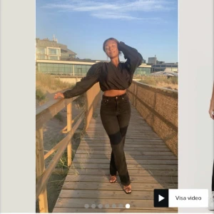 Svarta jeans - Säljer mina svarta jeans då favoritjeans från NAKD då de är för små. De är i sparsamt använt skick och sitter straight i modellen, de sitter så fint och formar kroppen bra! 