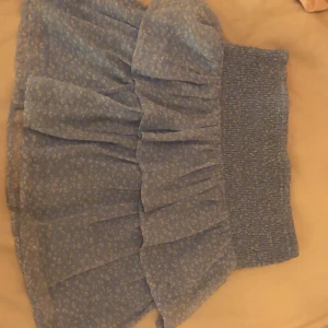 Volangkjol - Hallå!💗jag säljer en supergullig volangkjol från Vero Moda! Endast använd 1 gång🥰