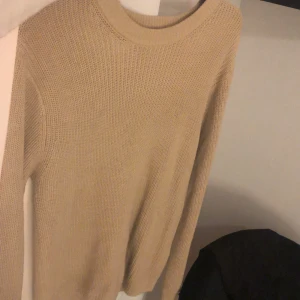 Beige stickad tröja  - Jag säljer en fin stickad tröja från NA-KD! Tröjan har lite defekter vid slutet av ärmen men inget som stör!🥰