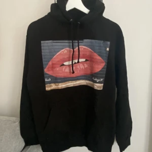 Hoddie från the cool elephant - Hoddie med tryck från the cool elephant☺️storlek M men passar S för lite loose fit.