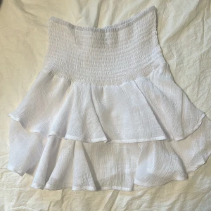 Vit volangkjol  - Säljer denna jättefina kjol då den inte längre kommer till användning❤️Kjolen har inga defekter!