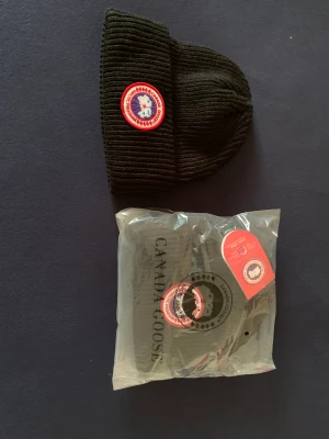 Canada Goose mössa - Säljer nypackad Canada goose mössa, råka köpa 2 och behöver ej den andra