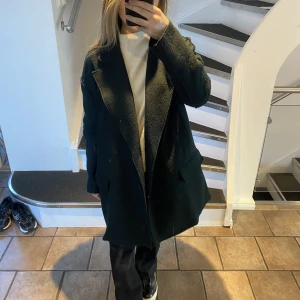 Kappa  - Skitsnygg grön kappa ifrån zara. Aldrig använd och jättefint skick! Köparen står för frakt 💕