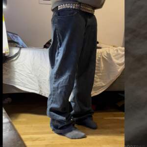 Ett par super baggy jeans från RDWD. Dämpad mörkblå färg, midjemått 47 cm innerbenslängd 78 cm total längd 105cm benöppning 24cm. Jättefint skick, inga fläckar eller hål. Fler bilder finns, fri frakt!!