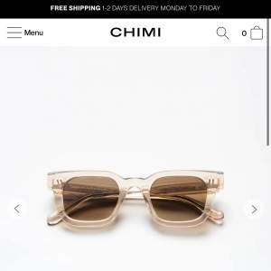 Superfina chimi solglasögon som är använda nån enstaka gång😍❣️ Köptes förra våren men har aldrig kommit till användning och därför är dom i nyskick👏🏼💖 Kostar 1250 i orginal pris. BOX TILLKOMMER Modell: 04 Färg: Ecru 