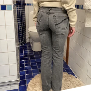 Jeans  - Gråa lågmidjade jeans Midjemått: 37cm Innebenslängd: 80cm 