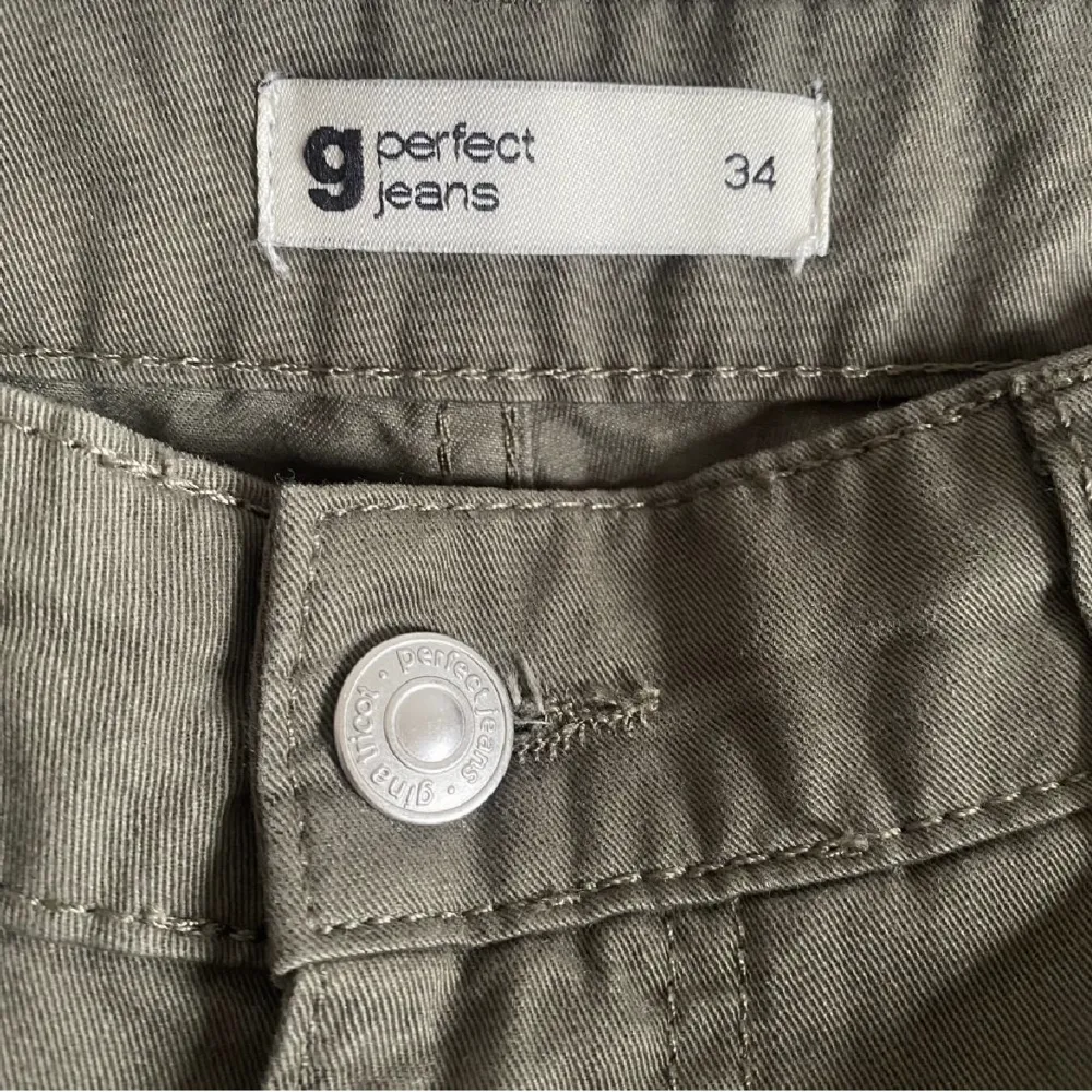 Olivgröna cargo byxor lågmidjade ifrån Gina Tricot i storlek 34💚 original pris 500kr. Jeans & Byxor.