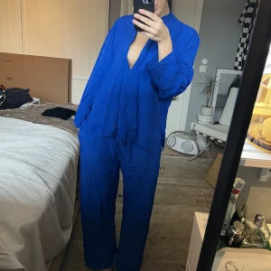 Blått sett - Ett jättefint klarblått sett från Zara i ett skönt material - perfekt i sommar! Delarna är super var för sig också! Säljer pga använder inte längre 🤗