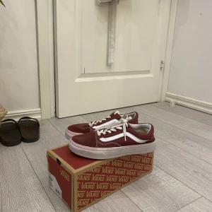 Vans skor  - Säljer dessa Vans färgen vinröd för 600kr, använda några gånger strl 38 (kvitto finns ej)