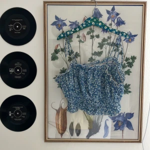 Floral topp - Jag säljer denna somriga, blåa toppen med vita blommor på!  Hör bara av er vid frågor och funderingar!