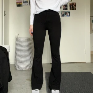 Kostymbyxor  - Ett par svarta stretchiga kostym byxor ifrån Vero Moda! Byxorna är i storlek S och höga i midjan och vida ben! Jag är 163 cm och dom är lite långa i benen för mig! Byxorna är knappt använda så inga anmärkningar💕