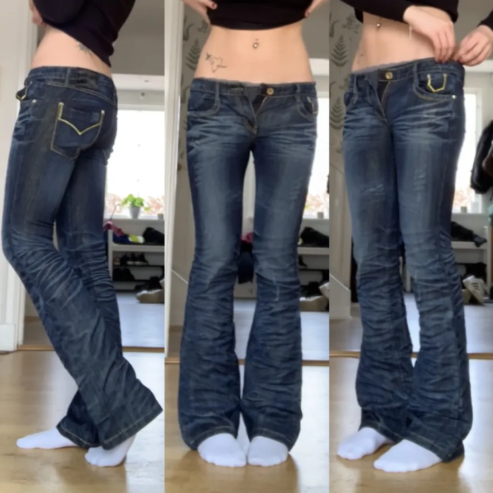 Skitcoola jeans med bootcut och låg midja. Najs wash, tyvärr lite små på mig! MÅTT: midja 79 cm, innerben 82 cm, Jag är 177 cm! Kolla min profil för liknande plagg❣️. Jeans & Byxor.