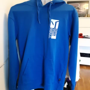 Blå hoodie från Vans - Blå hoodie från Vans i storlek S. I gott skick förutom en liten mörk fläck på framsidan (se bild 3). Nästan aldrig använd. Säljer för 250 kr + frakt.