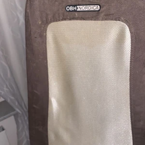 Massage stol - Massage ”stol” från OBH nordica som går att ha precis överallt. På stolen, soffan, sängen golvet, vart du vill. Värme knapp som ger värme, vibration, stopp knapp, upp/ner knapp. Hastighet m.m mer info och bilder kan ni fråga om i chatten. Köpt för 1699kr.