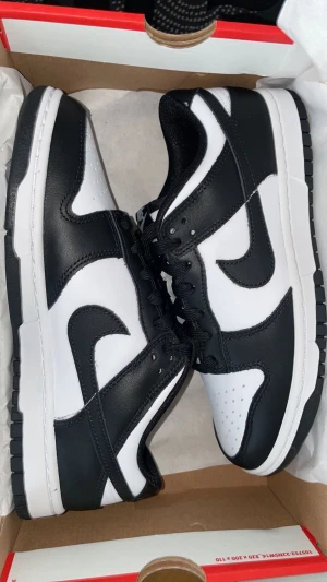 Nike Dunk Low Retro White Black  - Dunk ”Panda” Oanvända och köpta från nikes hemsida. Kvitto finns vid efterfrågan.
