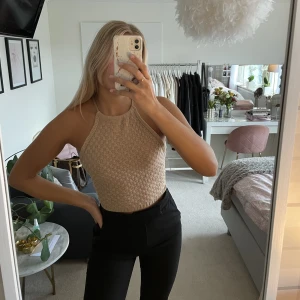 Stickad topp med öppen rygg - Stickad topp från Shein i storlek S med knyte i ryggen. Så fin till en kjol eller ett par linnebyxor till våren och sommaren🫶🏼