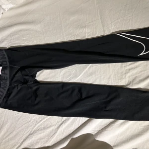 Nikepro tights - Träningstights från Nike i bra kvalitet. För små för mig och har därför bara blivit liggande. På lappen står det att de är storlek Xl, men skulle gissa på att de blivit fel markerade. Jag skulle säga storlek S/M