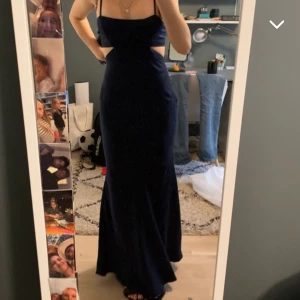 Balklänning  - Min såååå fina balklänning!! Älskar cut outsen och ryggen är justerbar och halvöppen 😍 Har tagit den till skräddare för att passa mig men skulle säga Xs/S och är 169cm lång med hade med klackar! Verkligen så fin, bara satt säga till för fler bilder❤️❤️