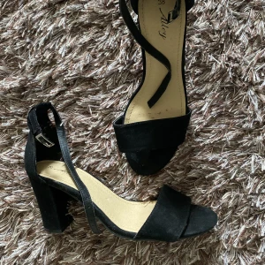 Svarta klackskor  - Svarta klackskor, använda en gång🖤 
