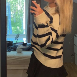 Stickad tröja från bikbok - Säljer min super fina knappt använda stickade tröja från Bikbok, köpte den inför förra sommaren men inte fått någon användning för den!