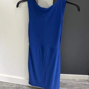 Festklänning från sister point aldrig använd. Sngg blå färg och stretchiga material. 