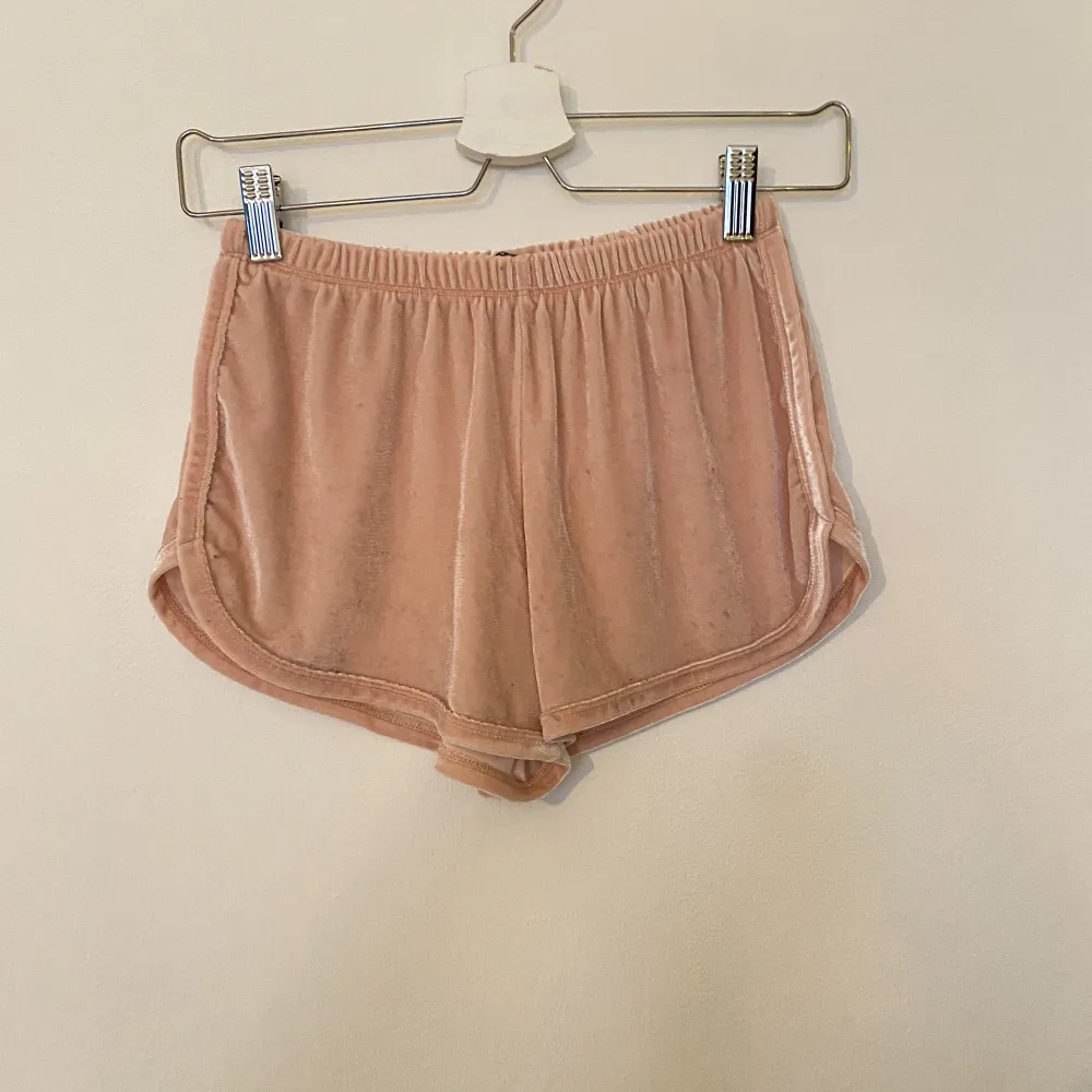 Brandy Melville velour shorts   Ljus rosa velour shorts   Använda en eller två gånger så i perfekt skick   . Shorts.