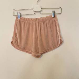 Brandy Melville velour shorts   Ljus rosa velour shorts   Använda en eller två gånger så i perfekt skick   