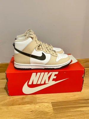 Nike dunks  - Nike dunks köpta för 1 månad sen, använd 1-2 gånger men annars helt nya. 