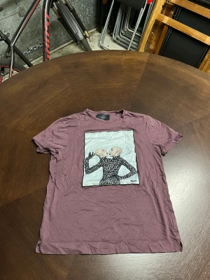 Limitato Riocam - En t-shirt från limitato med motiv på.