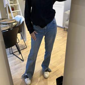 Mina favortjeans med slits som tyvärr blivit för stora. De är väldigt långa och snygga på mig som är ca 174!!!