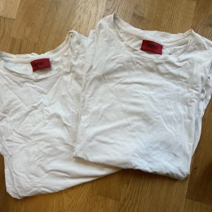 Hugo - Hugo Boss t-shirts - Vita Hugo - Hugo Boss t-shirts i rundringning storlek small 