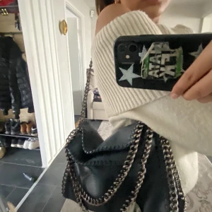 stella mccartney  - stella mccartney väska i äkta läder, den är mörkblå nästintill svart. De följa med en en extra kedja som är ca 1m. Kedjan som sitter fast är också förkortad men kan tas bort också men passar bra för mig som är 162cm. I mycket bra skick knappt använd! 😇