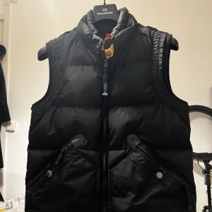 Pjs kobuk väst  - Ny kan ej lämna till tillbaka. Storlek L men passar M. Köpt för 4999kr, säljer för 4499kr pris går att diskutera. Kvitto och tags finns.