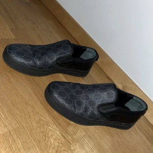 Gucci GG Supreme  - Gucci GG Supreme skor. I väldigt bra skick som helt nya. Knappt använda. Köptes förra sommaren för ca 4500 svenska kr. 