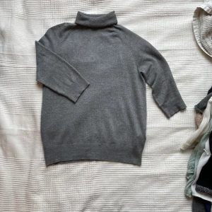 Trekvarts ärmad polotröja  - Jätte skön trekvarts ärmad polotröja från zara i grått