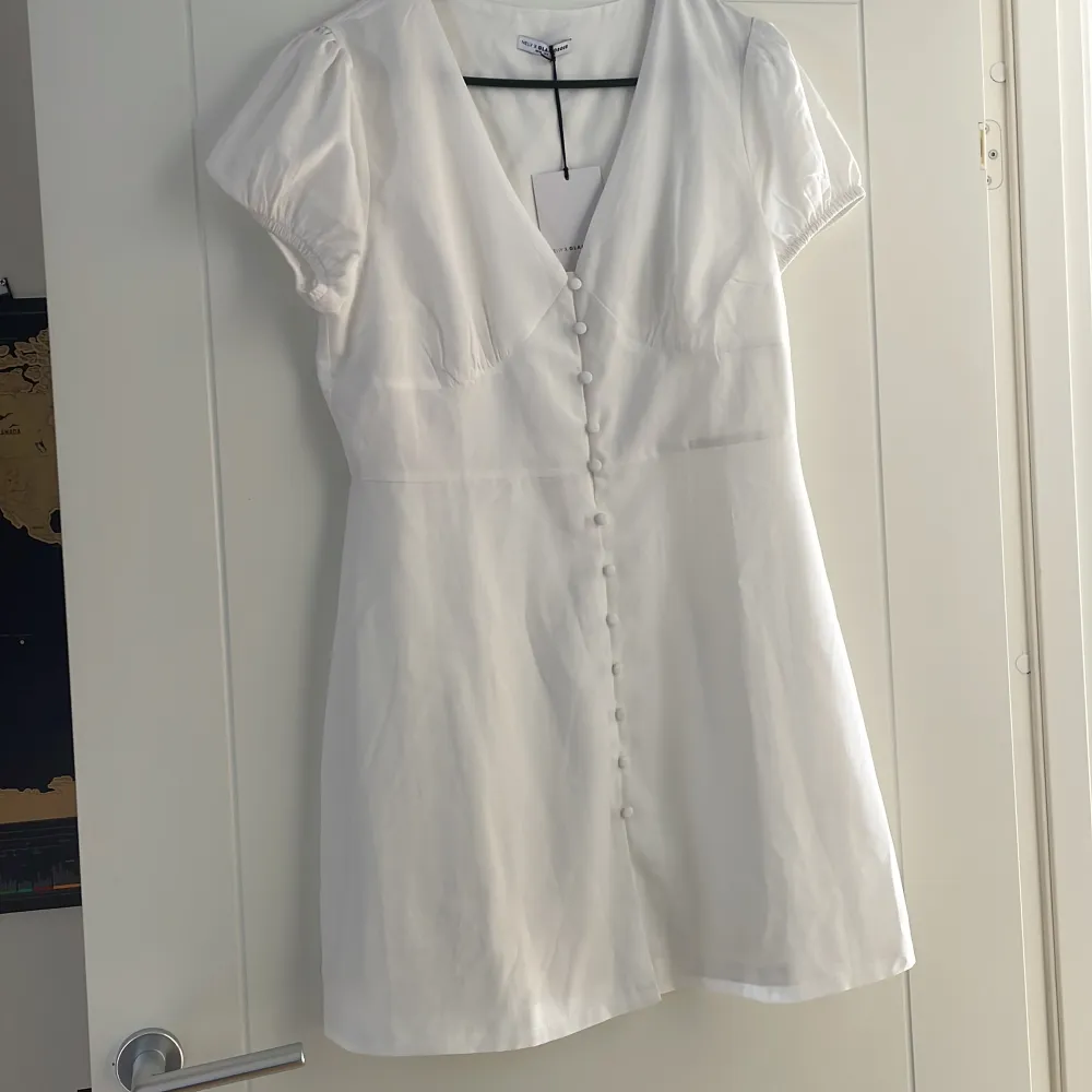 Vit klänning från Nelly, perfekt studentklänning! Helt oanvänd med alla lappar kvar då jag köpte en annan. 🫶🏼 400+frakt . Klänningar.