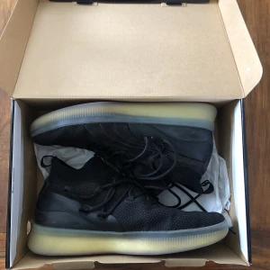 Basketskor - Säljer mina Puma Clyde court disrupt i storlek 45 i orginalboxen. Köpta från pumas hemsida. Varsamt använda och fortfarande i fint skick. 