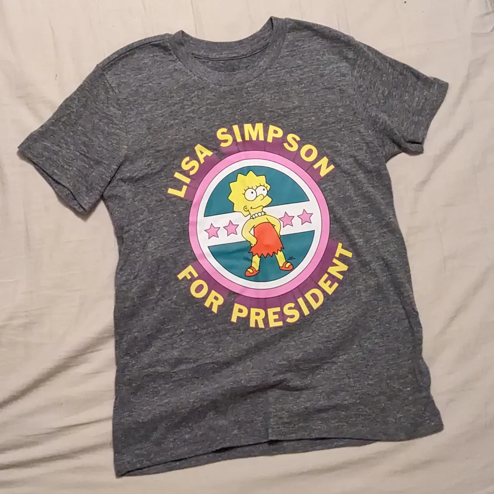 Så cool t-shirt med Lisa Simpson tryck! Lisa Simpson for president 🙌🤭💗🎉 storlek xs men funkar för s också.. T-shirts.