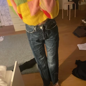 Jeans - Hej jag säljer ett par jeans högmidjade coola 