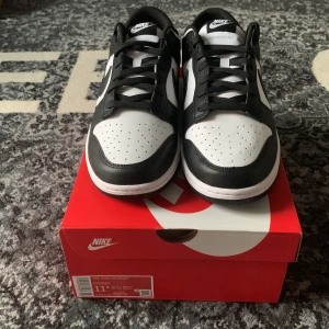 Dunk Low Panda  - Ett par helt nya dunk Low panda. Säljs på Merchsweden för 3199. Stilrena svart vita dunks som passar med allt. 