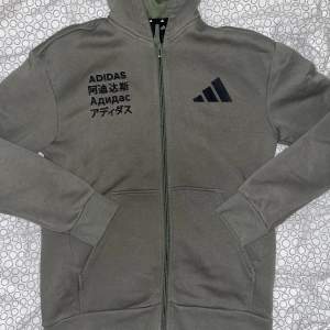 Grön Adidas Hoodie. Storlek 164-170 (14-15yr). Knappt använd, inga märken/hål/smuts och kvaliten är väldigt bra. Kunden betalar frakten 😚.