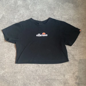 T-shirt - Croppad ellesse t-shirt, 8/10 skick