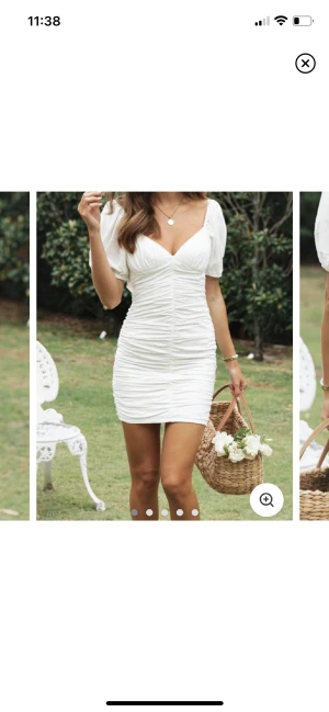 Studentklänning - Säljer denna klänning, helt ny i förpackning och med lappen på. Säljer på grund av att den är för stor. Är en perfekt S skulle jag absolut säga🤩superfin knytning baktill🤩Pris kan diskuteras vid snabb affär! Klänningen finns ej kvar online:/