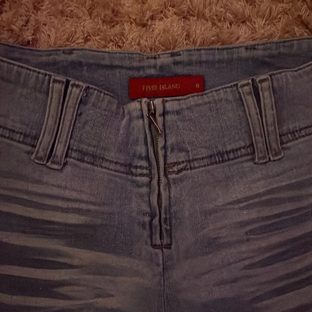Så snygga skit low waist byxor som jag endast säljer pga lite stora på mig Innerbenslängden är 80 och midjemått 32 men dem är lite stretchiga så dem passar nog större storlekar ❤️😘. Jeans & Byxor.