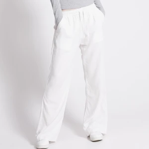 Linnebyxor  - Ett par helt nya linne byxor från lager 157 i storlek S, aldrig använda pga för stora:/ de är slut på hemsidan i denna storlek och undrar om någon är intresserad? Annars skickar jag tillbaka dem☺️