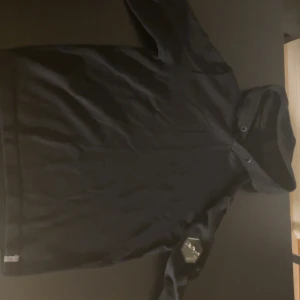 Jack & Jones hoodie - Väldigt mörk blå hoodie från Jack & Jones.