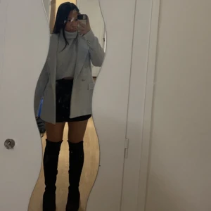 Stickad blå tröja  - Säljer nu denna super gulliga stickade ljus blåa tröja/ kofta. Matrialet är jätte skönt så man vill nästan sova i den. Tröjan är inte för varm och passar därför perfekt till våren! (Skicket är helt ny) 