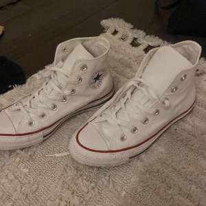 Converse  - Storlek 37,5  (Höga) Använda 3 ggr, fint skick men finns små tecken på användning. Ingenting som inte går bort i tvätten skulle jag gissa.  