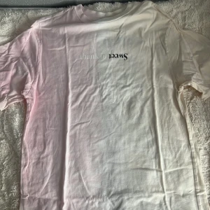 Ariana Grande klänning  - Den är från min Ariana Grande merch collection, den är inte så mycket använd och har köpt den från h&m.